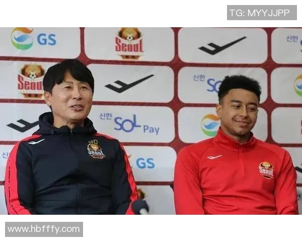 上海球迷酒店蹲守林加德成功 亲手获得全套签名收藏